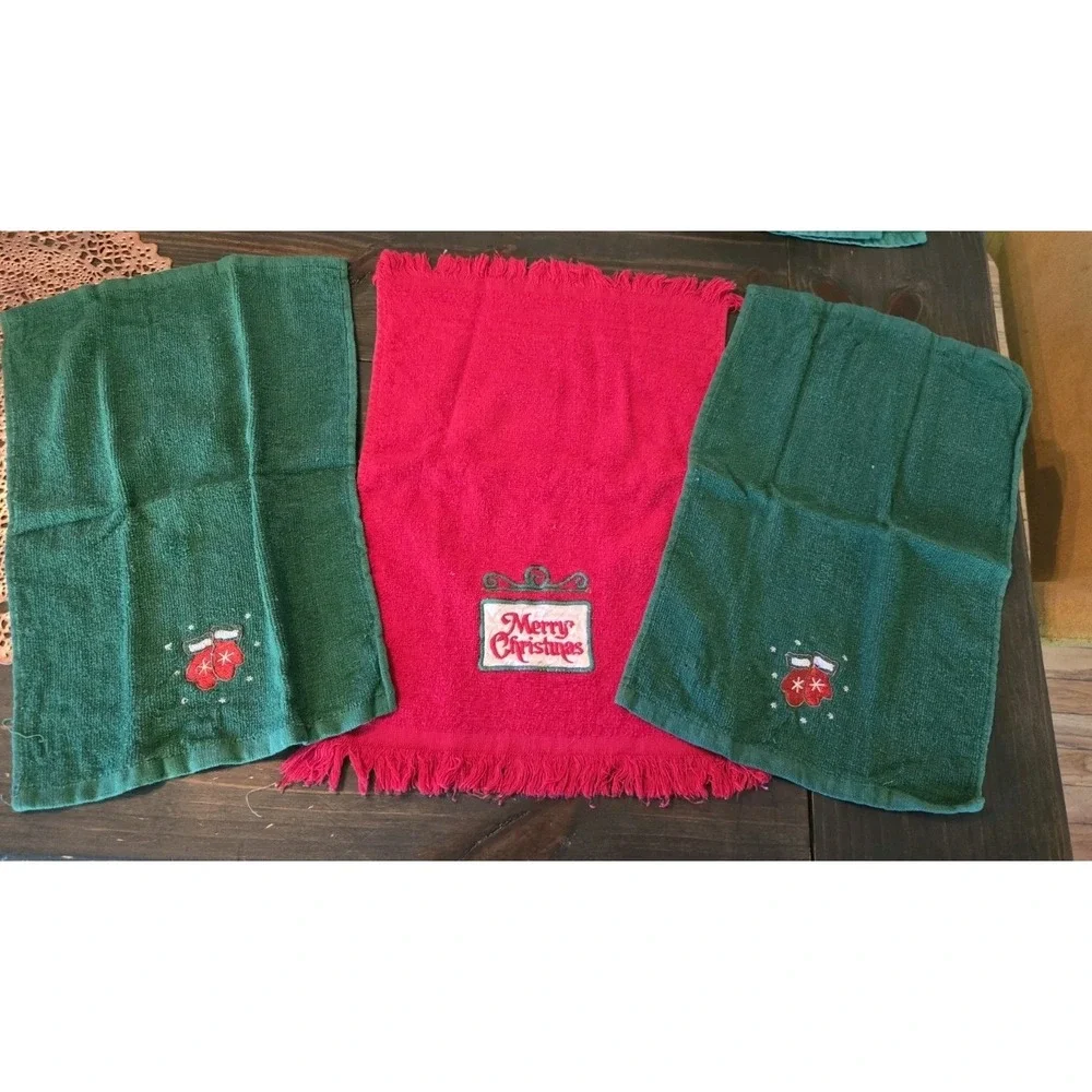 Bundle of Vintage Christmas Bath Hand‎ Towels and Kitchen Towels